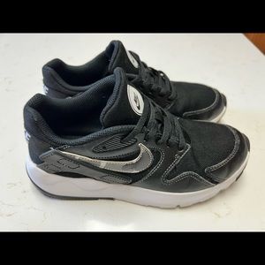 CLEAN Nike Boys LD Victory CI2365-001 Black Low Top Lace Up Sneaker Size 5Y